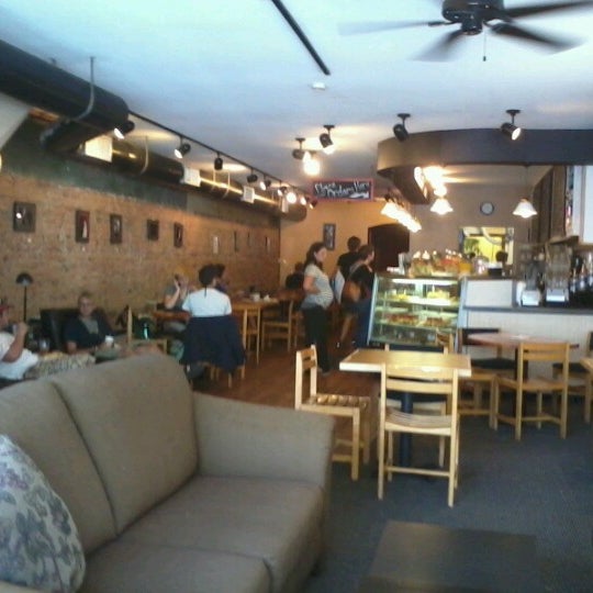 Foto diambil di Blackbird Cafe oleh Aaron A. pada 7/30/2012