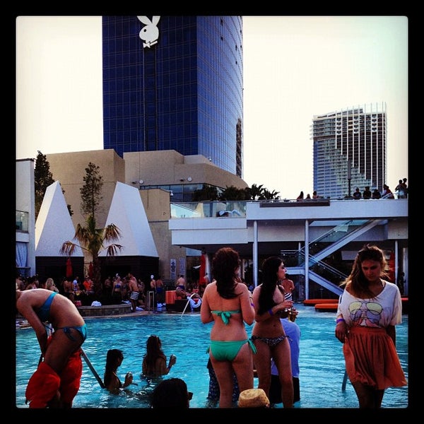 รูปภาพถ่ายที่ Palms Pool &amp; Dayclub โดย Andrea C. เมื่อ 3/31/2012