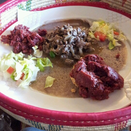 Das Foto wurde bei Messob Ethiopian Restaurant von hikma am 9/9/2012 aufgenommen
