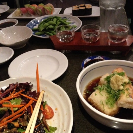 Foto tirada no(a) Itacho Japanese Izakaya and Sushi por Tiffany Y. em 4/25/2012