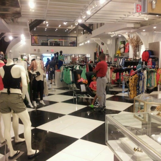 รูปภาพถ่ายที่ Limelight Shops โดย Sarah G. เมื่อ 7/22/2012