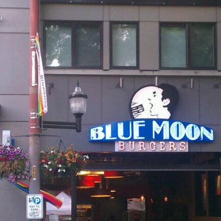 Foto tomada en Blue Moon Burgers Capitol Hill  por Noah el 6/24/2012