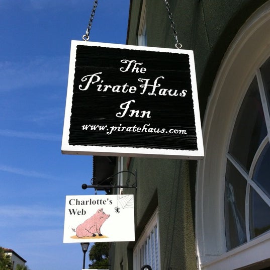 7/3/2012 tarihinde Robert A.ziyaretçi tarafından Pirate Haus'de çekilen fotoğraf