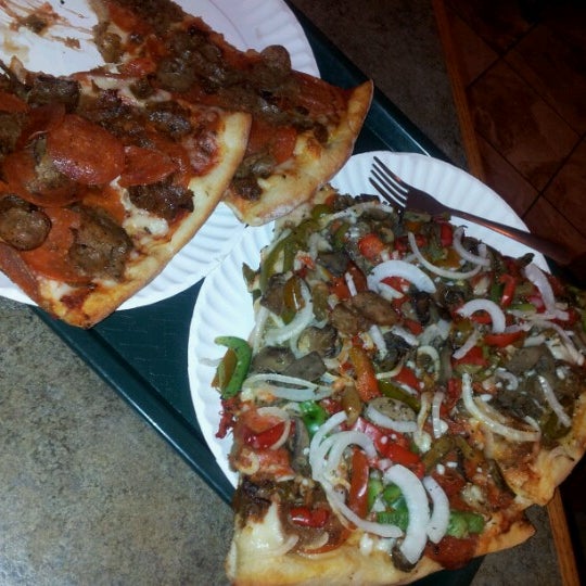 6/30/2012 tarihinde Ashley R.ziyaretçi tarafından Ray&#39;s Pizza'de çekilen fotoğraf
