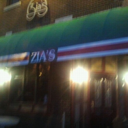 Снимок сделан в Zia&#39;s Restaurant пользователем Sid M. 2/22/2012