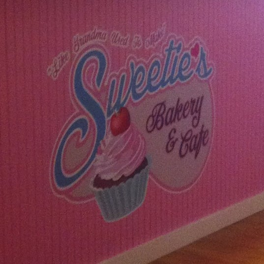 Снимок сделан в Sweetie&#39;s Bakery &amp; Cafe пользователем Bonnie P. 7/27/2012
