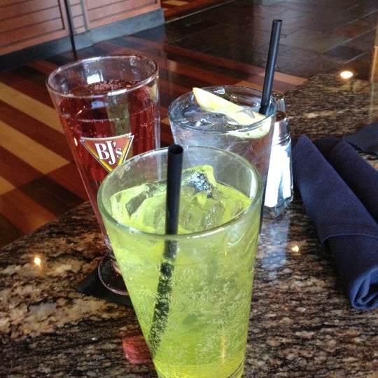 Photo taken at BJ&#39;s Restaurant &amp; Brewhouse by Heidi R. on 2/29/2012