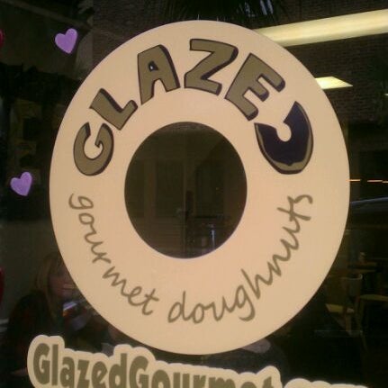 Das Foto wurde bei Glazed Gourmet Doughnuts von Jeni B. am 2/14/2012 aufgenommen