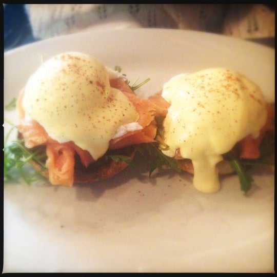 Decently poached eggs on bed of salmon and rocket. Hollandaise slightly too thick. 3/5