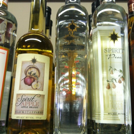 Foto tomada en Cardinal Liquors Warehouse  por Kelly K. el 5/15/2012