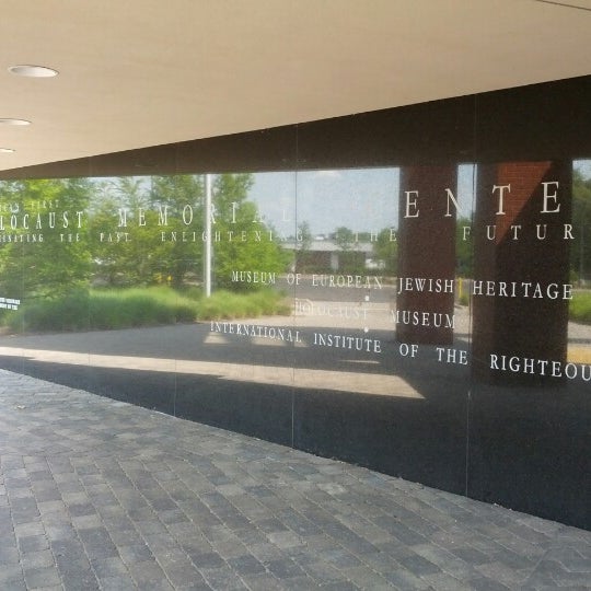 รูปภาพถ่ายที่ Holocaust Memorial Center โดย Elena B. เมื่อ 7/6/2012