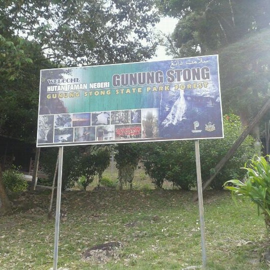 Photo taken at Gunung Stong by Enchek N. on 4/17/2012