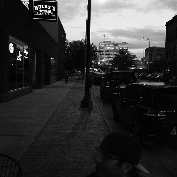 รูปภาพถ่ายที่ Wiley&#39;s Tavern โดย Cody M. เมื่อ 5/25/2012