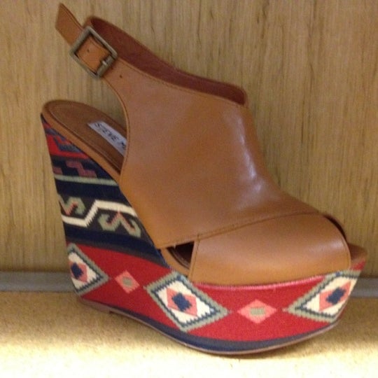 Foto tirada no(a) Saxon Shoes por Amanda W. em 6/25/2012