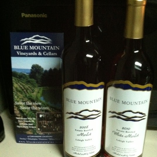 รูปภาพถ่ายที่ Blue Mountain Vineyards &amp; Cellars โดย Doug C. เมื่อ 2/11/2012