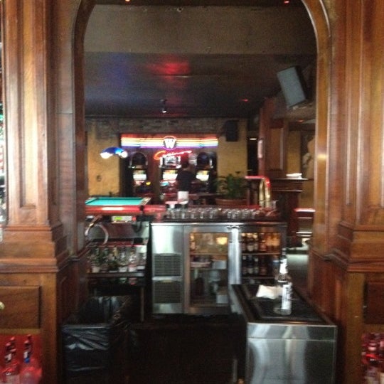3/9/2012 tarihinde Carlton M.ziyaretçi tarafından Good Friends Bar &amp; Queenshead Pub'de çekilen fotoğraf