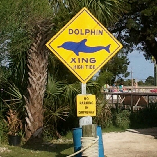 Foto diambil di Capt. Mike&#39;s Dolphin Adventure Tours oleh Kesia D. pada 6/9/2012