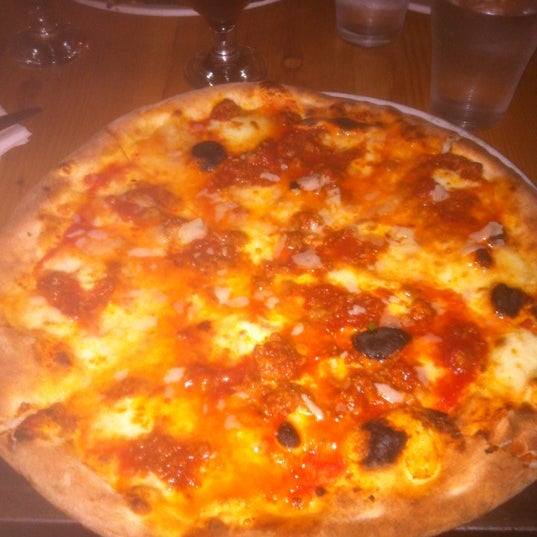 Foto tirada no(a) Pizzeria Defina por Jason S. em 4/14/2012