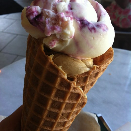 Снимок сделан в Jeni&#39;s Splendid Ice Creams пользователем Helen Y. 6/12/2012