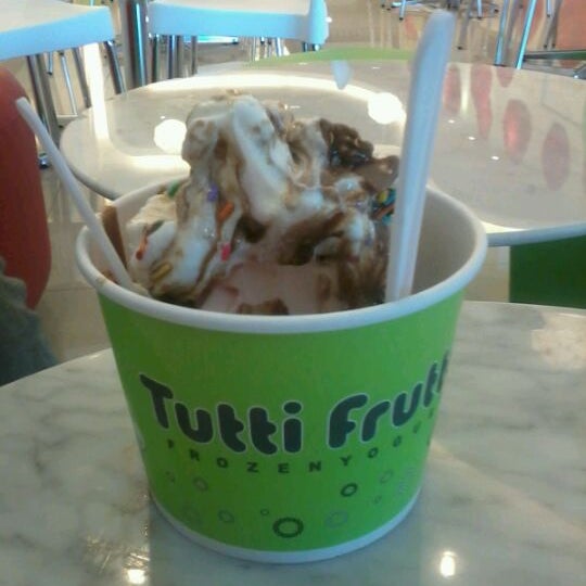 Photo taken at Tutti Frutti by ZieRa H. on 5/8/2012