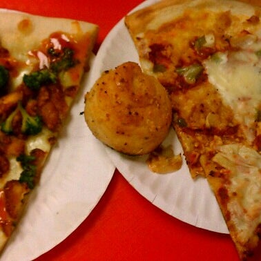 Das Foto wurde bei Paulie&#39;s Pizza von Ashley S. am 6/10/2012 aufgenommen