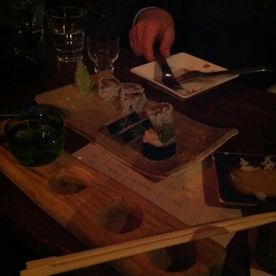 Foto tirada no(a) Zilla Sake (Sushi &amp; Sake) por Ian T. em 3/27/2012