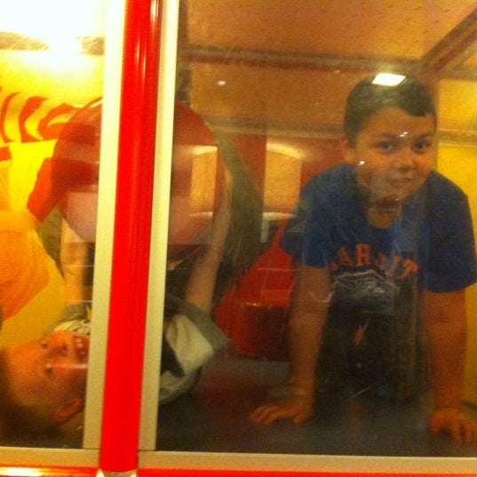 รูปภาพถ่ายที่ McDonald&#39;s โดย Benno F. เมื่อ 3/26/2012
