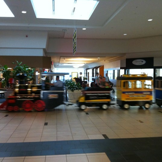 8/24/2012 tarihinde Jeff O.ziyaretçi tarafından Melbourne Square Mall'de çekilen fotoğraf