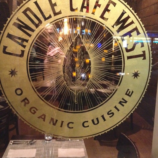 4/17/2012 tarihinde Thomas H.ziyaretçi tarafından Candle Cafe West'de çekilen fotoğraf