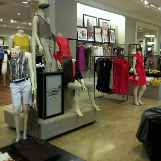 Banana Republic Clothing Store in Omaha