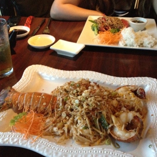 Das Foto wurde bei Galanga Thai Kitchen &amp; Sushi Bar von Lisa M. am 8/15/2012 aufgenommen