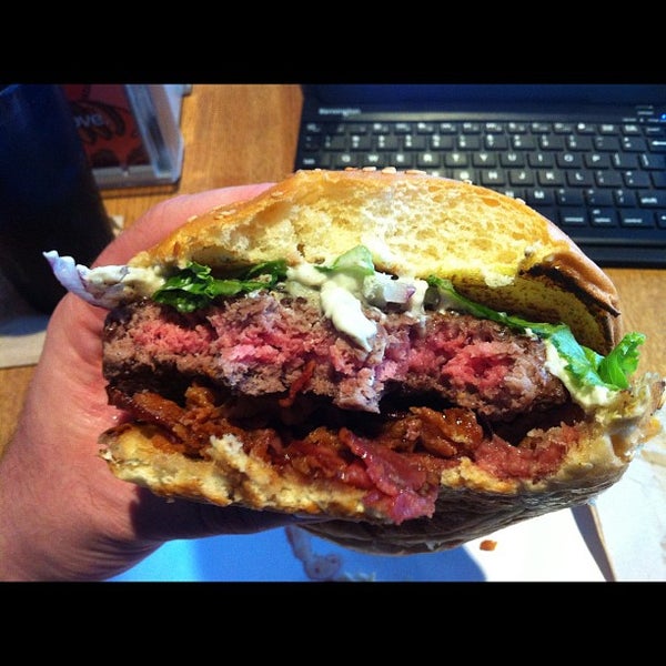 Foto tirada no(a) 67 Burger por Rev C. em 7/19/2012