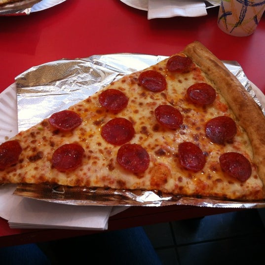 Das Foto wurde bei Jumbo Slice Pizza von Liz D. am 3/7/2012 aufgenommen