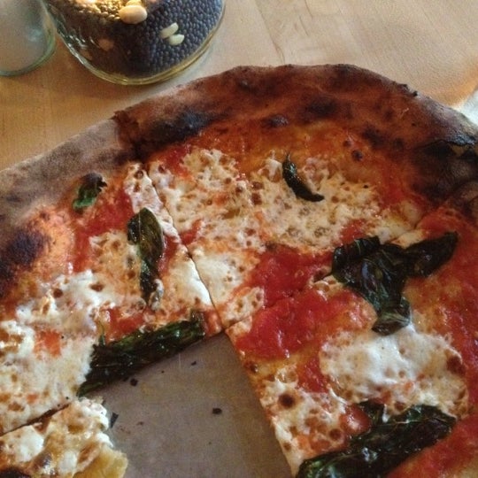 2/22/2012 tarihinde Katie G.ziyaretçi tarafından Burrata Wood Fired Pizza'de çekilen fotoğraf
