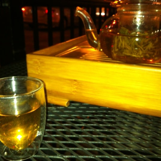 รูปภาพถ่ายที่ Goldfish Tea โดย Alison M. เมื่อ 5/19/2012