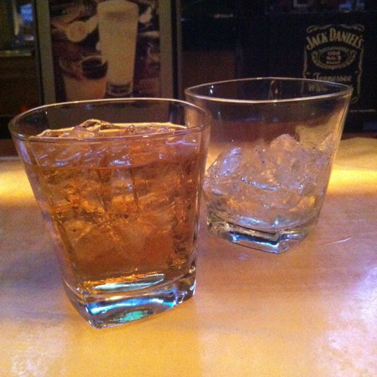 Das Foto wurde bei Bar Louie von Whiskey G. am 8/26/2012 aufgenommen