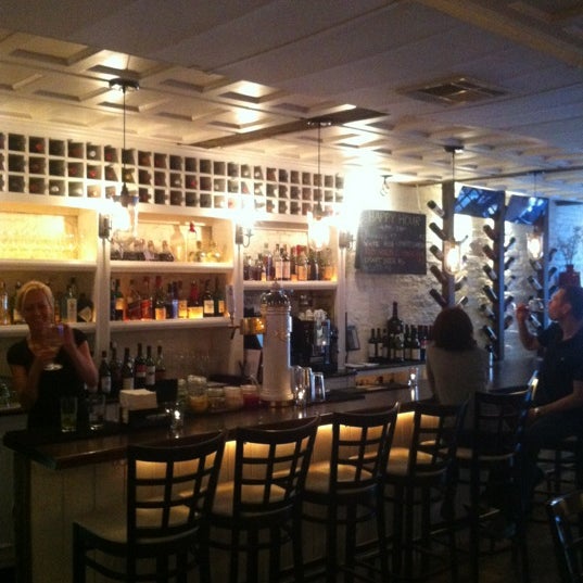 Das Foto wurde bei La Cava Wine Bar von John A. am 4/21/2012 aufgenommen