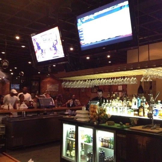 Foto diambil di Roger Brown&#39;s Restaurant &amp; Sports Bar oleh Vickie S. pada 6/10/2012