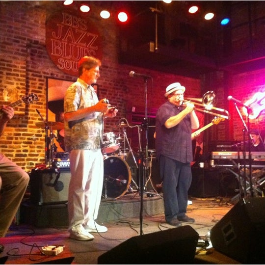 Photo taken at BB&#39;s Jazz, Blues &amp; Soups by Elizabeth D. on 6/20/2012