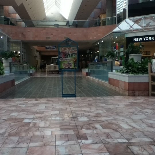 รูปภาพถ่ายที่ Sunland Park Mall โดย Julian I. เมื่อ 7/15/2012