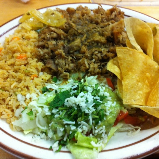 Foto diambil di Dos Burritos Mexican Restaurant oleh Monica H. pada 2/13/2012