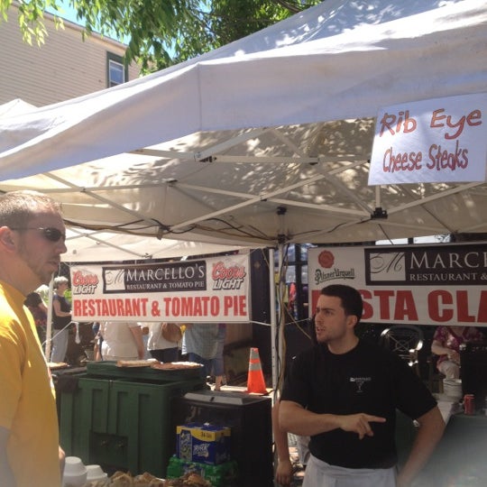 5/20/2012にMaurice S.がMarcello&#39;s Coal Fired Tomato Pieで撮った写真