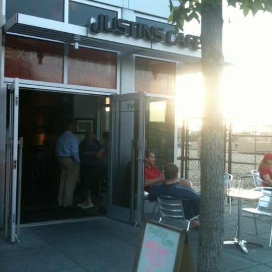 Foto tirada no(a) Justin&#39;s Cafe por Phil em 6/7/2012