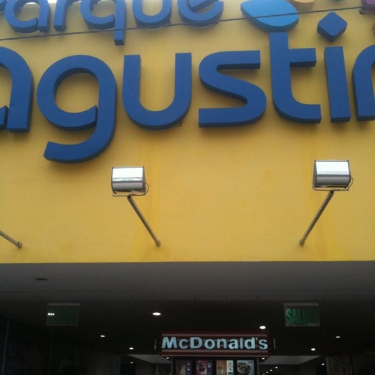 Снимок сделан в Agustino Plaza пользователем Enrique Y. 3/15/2012