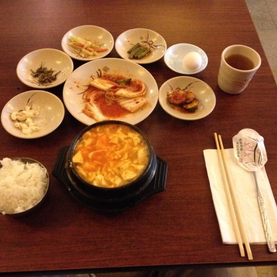 Das Foto wurde bei Dolsot House | K-Town BBQ Korean Restaurant von Chih-Han C. am 5/2/2012 aufgenommen