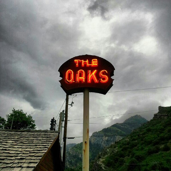 Снимок сделан в The Oaks, A Casual Eatery пользователем Rory J. 7/14/2012