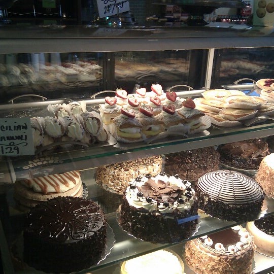 Photo taken at Lamanna&#39;s Bakery, Cafe &amp; Fine Foods by Rishi M. on 8/31/2012