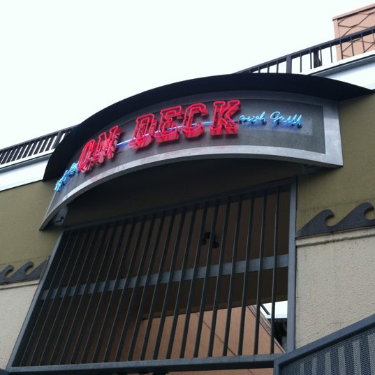 Foto tomada en On Deck Sports Bar &amp; Grill  por Leanna N. el 8/1/2012