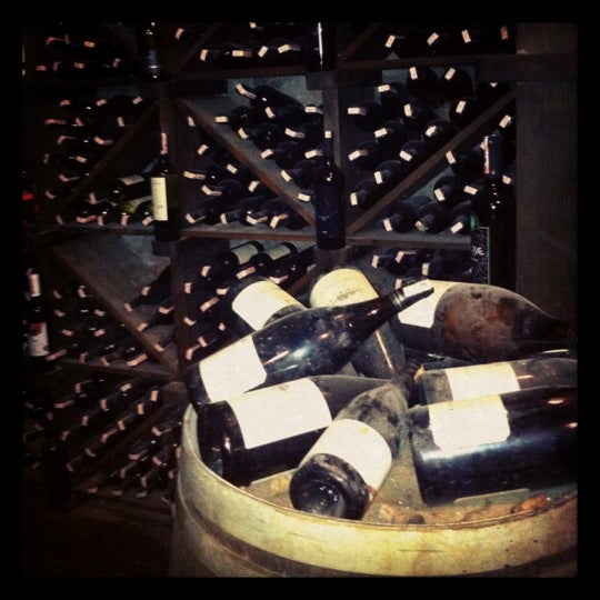 Снимок сделан в Winehouse Restaurant &amp; Bar пользователем Yesim T. 8/12/2012