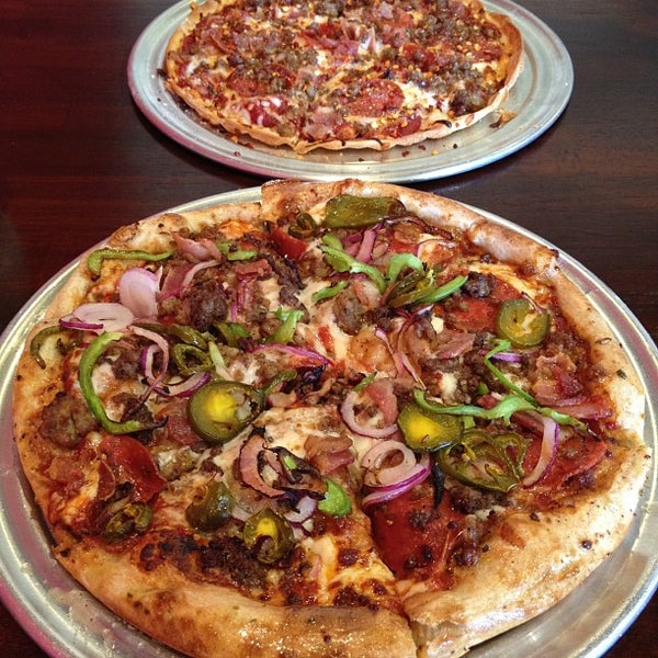 รูปภาพถ่ายที่ Top It Pizza โดย Jason A. เมื่อ 5/19/2012